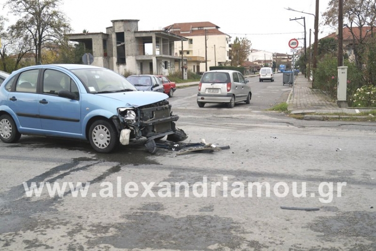 Τροχαίο ατύχημα με εμπλοκή φορτηγού οχήματος και Ι.Χ. επιβατικού στην Αλεξάνδρεια