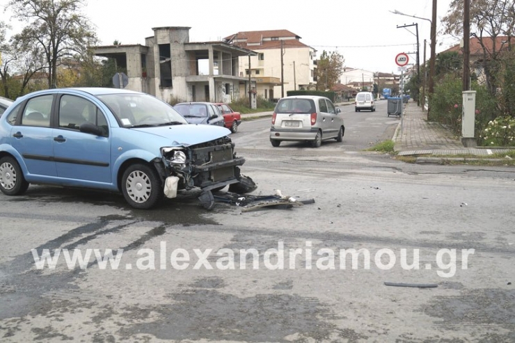 Τροχαίο ατύχημα με εμπλοκή φορτηγού οχήματος και Ι.Χ. επιβατικού στην Αλεξάνδρεια