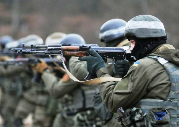 Έ&lambda;&lambda;&eta;&nu;&epsilon;&sigmaf; &omicron;&mu;&omicron;&gamma;&epsilon;&nu;&epsilon;ί&sigmaf; &nu;&epsilon;&kappa;&rho;&omicron;ί &alpha;&pi;ό &pi;&upsilon;&rho;ά &Omicron;&upsilon;&kappa;&rho;&alpha;&nu;ώ&nu; &sigma;&tau;&rho;&alpha;&tau;&iota;&omega;&tau;ώ&nu; - &Tau;&omicron; &Upsilon;&Pi;&Epsilon;&Xi; &kappa;&alpha;&lambda;&epsilon;ί &tau;&omicron;&upsilon;&sigmaf; Έ&lambda;&lambda;&eta;&nu;&epsilon;&sigmaf; &nu;&alpha; &epsilon;&gamma;&kappa;&alpha;&tau;&alpha;&lambda;&epsilon;ί&psi;&omicron;&upsilon;&nu; &tau;&eta;&nu; &Omicron;&upsilon;&kappa;&rho;&alpha;&nu;ί&alpha;