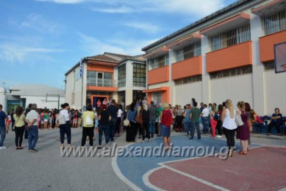 &Tau;&iota; ώ&rho;&alpha; &theta;&alpha; &xi;&epsilon;&kappa;&iota;&nu;&omicron;ύ&nu; &tau;&alpha; &sigma;&chi;&omicron;&lambda;&epsilon;ί&alpha; &alpha;&pi;ό &tau;&eta; &nu;έ&alpha; &chi;&rho;&omicron;&nu;&iota;ά