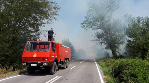 Φωτιά σε αγροτική και χορτολιβαδική έκταση στην επαρχιακή οδό Σταυρού Ημαθίας - Γιαννιτσών