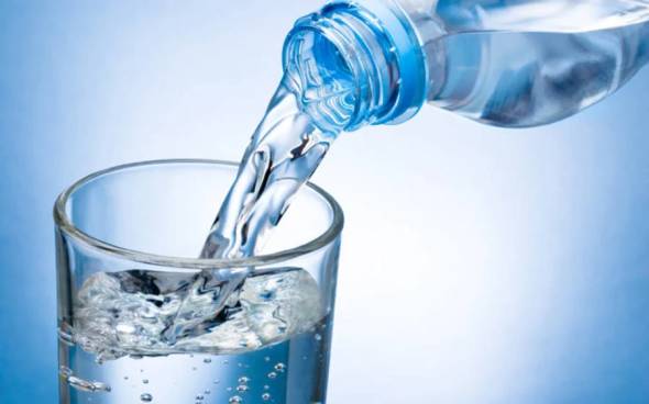 Ο λόγος που δεν πρέπει να πίνετε νερό από πλαστικό μπουκάλι
