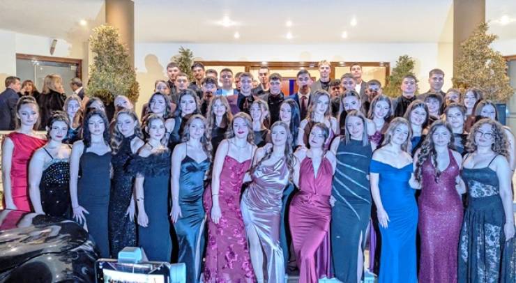Χορός Αποφοίτησης 2ου ΓΕΛ Αλεξάνδρειας: Βραδιά Λάμψης, Ομορφιάς και Συγκίνησης με το βλέμμα στο Μέλλον!
