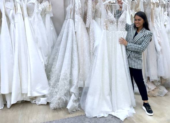 Perla &sigma;&tau;&eta;&nu; &Alpha;&lambda;&epsilon;&xi;ά&nu;&delta;&rho;&epsilon;&iota;&alpha;: &Beta;&rho;&epsilon;ί&tau;&epsilon; &tau;&omicron; &nu;&upsilon;&phi;&iota;&kappa;ό &tau;&omega;&nu; &omicron;&nu;&epsilon;ί&rho;&omega;&nu; &sigma;&alpha;&sigmaf;...&alpha;&pi;ό 400&euro; (26/10 - 5/11)