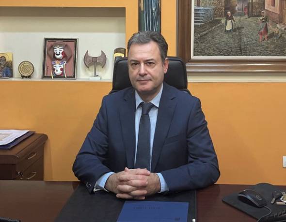&Mu;ή&nu;&upsilon;&mu;&alpha; &tau;&omicron;&upsilon; &Delta;&iota;&epsilon;&upsilon;&theta;&upsilon;&nu;&tau;ή &Pi;&rho;&omega;&tau;&omicron;&beta;ά&theta;&mu;&iota;&alpha;&sigmaf; &Epsilon;&kappa;&pi;&alpha;ί&delta;&epsilon;&upsilon;&sigma;&eta;&sigmaf;, &Delta;&eta;&mu;ή&tau;&rho;&eta; &Pi;&upsilon;&rho;&iota;&nu;&omicron;ύ &gamma;&iota;&alpha; &tau;&eta;&nu; &epsilon;&omicron;&rho;&tau;ή &tau;&omega;&nu; &Tau;&rho;&iota;ώ&nu; &Iota;&epsilon;&rho;&alpha;&rho;&chi;ώ&nu;