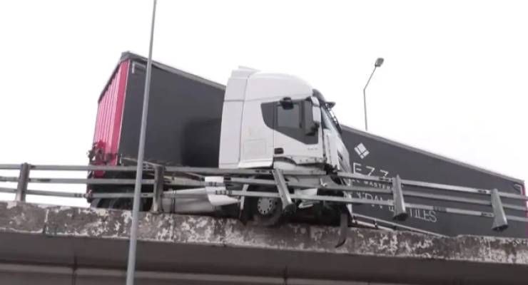 Νταλίκα κρέμεται στον αέρα στη γέφυρα του Γαλλικού Ποταμού στην Εθνική Οδό Αθηνών – Θεσ/νίκης