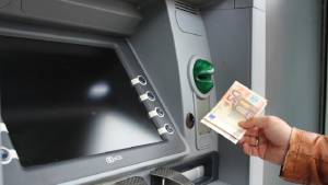 Οι νέες χρεώσεις στις αναλήψεις από ΑΤΜ -Τι ισχύει για κάθε τράπεζα