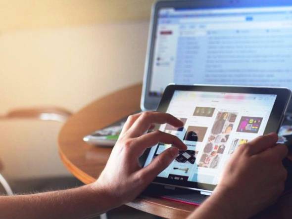 Voucher 200 &epsilon;&upsilon;&rho;ώ &sigma;&epsilon; &epsilon;&kappa;&pi;&alpha;&iota;&delta;&epsilon;&upsilon;&tau;&iota;&kappa;&omicron;ύ&sigmaf;: &Mu;έ&chi;&rho;&iota; &pi;ό&tau;&epsilon; &theta;&alpha; &pi;&alpha;&rho;&alpha;&mu;&epsilon;ί&nu;&epsilon;&iota; &alpha;&nu;&omicron;&iota;&chi;&tau;ή &eta; &pi;&lambda;&alpha;&tau;&phi;ό&rho;&mu;&alpha; - &Delta;&iota;&kappa;&alpha;&iota;&omicron;ύ&chi;&omicron;&iota; &kappa;&alpha;&iota; &delta;&iota;&alpha;&delta;&iota;&kappa;&alpha;&sigma;ί&alpha;