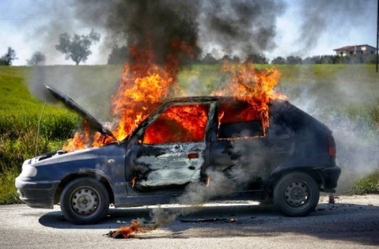 Πώς μπορεί να πάρει φωτιά ένα αυτοκίνητο εν κινήσει - Έτσι θα προστατέψετε το όχημά σας