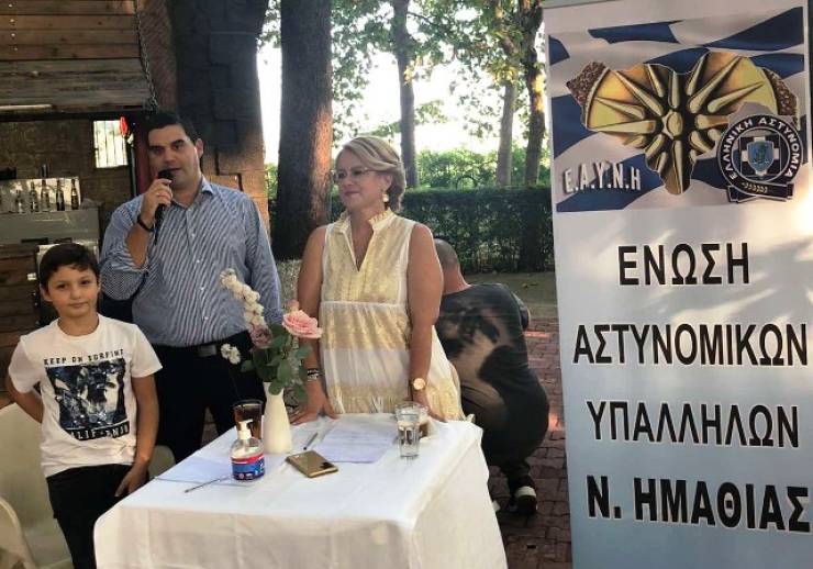 Χορήγηση σχολικών τσαντών στα παιδιά της Α&#039; Δημοτικού των μελών της ΕΑΥΝΗ