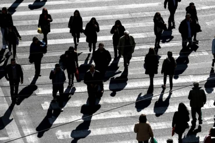 Εργασία: Με μισθό έως 820 ευρώ καθαρά 1 στους 2 εργαζόμενους - Στον «πάγο» οι υψηλόμισθοι