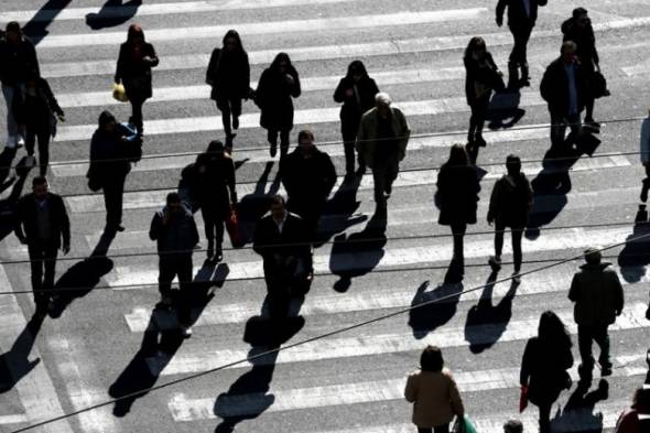 Εργασία: Με μισθό έως 820 ευρώ καθαρά 1 στους 2 εργαζόμενους - Στον «πάγο» οι υψηλόμισθοι
