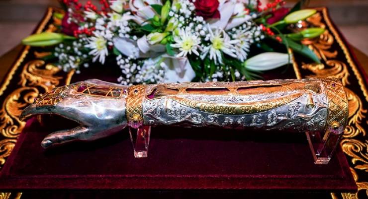 Η δεξιά χείρα του Αγίου Γερασίμου του Υμνογράφου στον Άγιο Λουκά τον Ιατρό στην Παναγία Δοβρά!