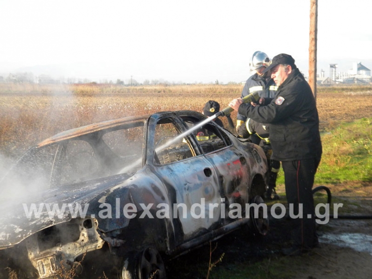 Εγκαταλελειμένο  καμένο αυτοκίνητο στην αγροτική περιοχή Πλατέος
