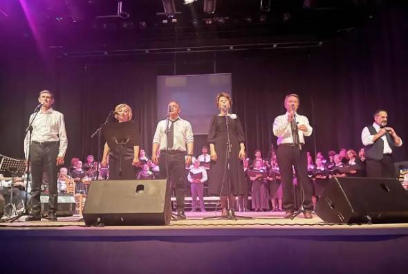 Πλήθος κόσμου στην μουσικοθεατρική παράσταση ¨Η ζωή… τρία γράμματα¨