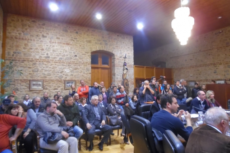 Βέροια: Διαμαρτυρίες στο δημοτικό συμβούλιο για την δημιουργία Κέντρου Προσωρινής Φιλοξενίας Προσφύγων