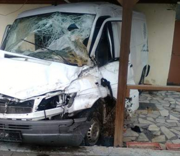 Τροχαίο ατύχημα στο Μακροχώρι - Όχημα σταμάτησε  μετά από συγκρούσεις στην πρόσοψη καταστήματος