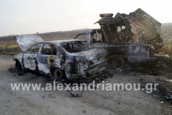 Εγκαταλελειμένα καμένα 3 αυτοκίνητα στην αγροτική περιοχή Νησίου