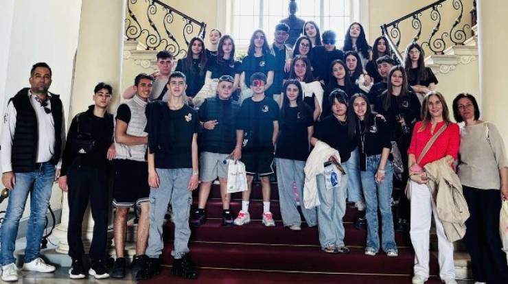 &Eta; &rho;&alpha;&delta;&iota;&omicron;&phi;&omega;&nu;&iota;&kappa;ή &omicron;&mu;ά&delta;&alpha; &tau;&omicron;&upsilon; 2&omicron;&upsilon; &Gamma;&upsilon;&mu;&nu;&alpha;&sigma;ί&omicron;&upsilon; &Alpha;&lambda;&epsilon;&xi;ά&nu;&delta;&rho;&epsilon;&iota;&alpha;&sigmaf; &sigma;&upsilon;&mu;&mu;&epsilon;&tau;&epsilon;ί&chi;&epsilon; &sigma;&tau;&omicron; 10&omicron; &Phi;&epsilon;&sigma;&tau;&iota;&beta;ά&lambda; &Mu;&alpha;&theta;&eta;&tau;&iota;&kappa;&omicron;ύ &Rho;&alpha;&delta;&iota;&omicron;&phi;ώ&nu;&omicron;&upsilon; &sigma;&tau;&eta;&nu; &Kappa;έ&rho;&kappa;&upsilon;&rho;&alpha;