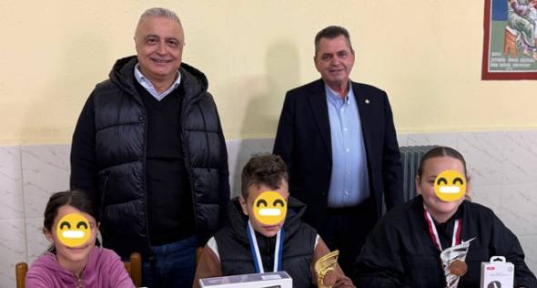 &Mu;&alpha;&zeta;ί &Tau;&sigma;&alpha;&beta;&delta;&alpha;&rho;ί&delta;&eta;&sigmaf; &kappa;&alpha;&iota; &Kappa;&alpha;&lambda;&alpha;ϊ&tau;&zeta;ί&delta;&eta;&sigmaf; &kappa;&omicron;&nu;&tau;ά &sigma;&tau;&omicron;&upsilon;&sigmaf; &pi;&omicron;&lambda;ί&tau;&epsilon;&sigmaf; &tau;&eta; &delta;&epsilon;ύ&tau;&epsilon;&rho;&eta; &mu;έ&rho;&alpha; &tau;&omicron;&upsilon; &Pi;ά&sigma;&chi;&alpha;