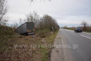 Σε κανάλι έπεσε νταλίκα έξω από το 3ο ΤΕΑΣ στην Αλεξάνδρεια Ημαθίας