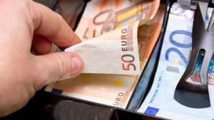 ΟΠΕΚΑ: Επίδομα 1.000 ευρώ – Ποιοι είναι οι δικαιούχοι