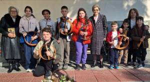 &Tau;&alpha; &pi;&alpha;&iota;&delta;&iota;ά &tau;&eta;&sigmaf; &Kappa;&alpha;&psi;ό&chi;&omega;&rho;&alpha;&sigmaf; &zeta;&omega;&nu;&tau;ά&nu;&epsilon;&psi;&alpha;&nu; &tau;&eta; &Chi;&epsilon;&lambda;&iota;&delta;ό&nu;&alpha; &kappa;&alpha;&iota; &epsilon;&tau;&omicron;&iota;&mu;ά&zeta;&omicron;&nu;&tau;&alpha;&iota; &nu;&alpha; &phi;έ&rho;&omicron;&upsilon;&nu; &tau;&eta;&nu; Ά&nu;&omicron;&iota;&xi;&eta; &sigma;&tau;&iota;&sigmaf; &Alpha;&iota;&gamma;έ&sigmaf;