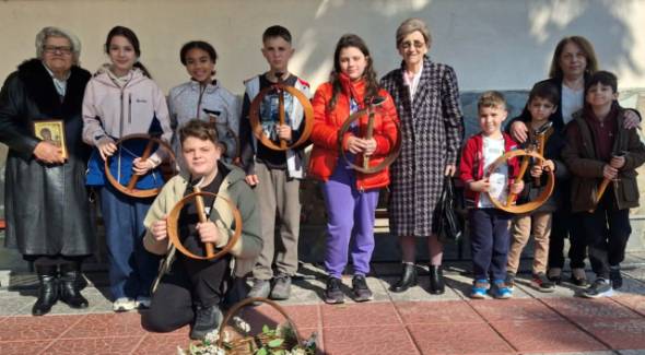 &Tau;&alpha; &pi;&alpha;&iota;&delta;&iota;ά &tau;&eta;&sigmaf; &Kappa;&alpha;&psi;ό&chi;&omega;&rho;&alpha;&sigmaf; &zeta;&omega;&nu;&tau;ά&nu;&epsilon;&psi;&alpha;&nu; &tau;&eta; &Chi;&epsilon;&lambda;&iota;&delta;ό&nu;&alpha; &kappa;&alpha;&iota; &epsilon;&tau;&omicron;&iota;&mu;ά&zeta;&omicron;&nu;&tau;&alpha;&iota; &nu;&alpha; &phi;έ&rho;&omicron;&upsilon;&nu; &tau;&eta;&nu; Ά&nu;&omicron;&iota;&xi;&eta; &sigma;&tau;&iota;&sigmaf; &Alpha;&iota;&gamma;έ&sigmaf;