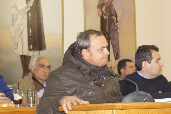 T&iota; &delta;ή&lambda;&omega;&sigma;&epsilon; &omicron; &Pi;&rho;ό&epsilon;&delta;&rho;&omicron;&sigmaf; &Gamma;&epsilon;&omega;&rho;&gamma;ώ&nu; &Delta;. &Alpha;&lambda;&epsilon;&xi;ά&nu;&delta;&rho;&epsilon;&iota;&alpha;&sigmaf;, &Pi;. &Mu;&epsilon;&sigma;&sigma;&alpha;&lambda;ά&sigmaf; &sigma;&tau;&omicron; &Delta;&eta;&mu;&omicron;&tau;&iota;&kappa;ό &Sigma;&upsilon;&mu;&beta;&omicron;ύ&lambda;&iota;&omicron; (&Beta;ί&nu;&tau;&epsilon;&omicron;)