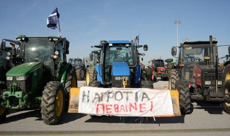 Ενισχύονται τα μπλόκα των αγροτών - «Θα κάνουμε Χριστούγεννα στο δρόμο»