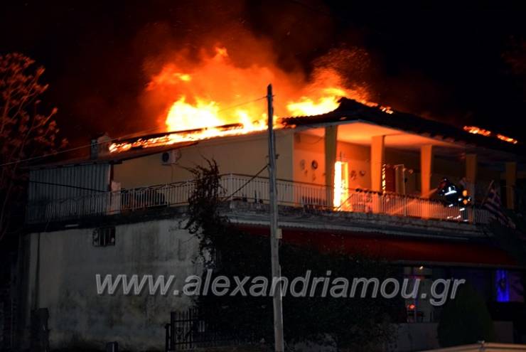Κάηκε ολοσχερώς διώροφη κατοικία στο Νησέλι Ημαθίας στην εκπνοή του 2020(φωτο-βίντεο)