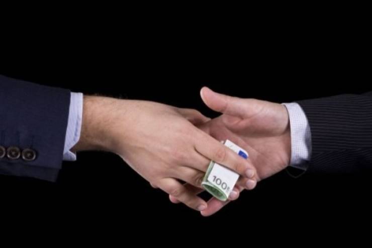 Ύποπτοι για «στήσιμο» οι μισοί δημόσιοι διαγωνισμοί!