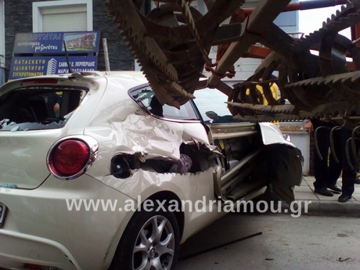 Γεωργικός Ελκυστήρας προξένησε ζημιές σε σταθμευμένα οχήματα στην Αλεξάνδρεια (Φώτο)