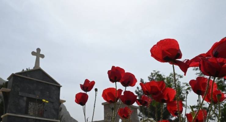 &Mu;&epsilon; &lambda;&iota;&alpha;&kappa;ά&delta;&alpha; &eta; &Mu;.&Tau;&rho;ί&tau;&eta; - &Psi;&upsilon;&chi;&rho;ή &delta;&iota;&alpha;&tau;&alpha;&rho;&alpha;&chi;ή &alpha;&pi;ό &tau;&eta;&nu; &Mu;&epsilon;&gamma;ά&lambda;&eta; &Pi;&alpha;&rho;&alpha;&sigma;&kappa;&epsilon;&upsilon;ή - &Pi;ώ&sigmaf; &theta;&alpha; &kappa;ά&nu;&omicron;&upsilon;&mu;&epsilon; &Pi;ά&sigma;&chi;&alpha;