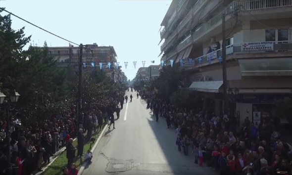 Παρέλαση στην Αλεξάνδρεια από ψηλά.