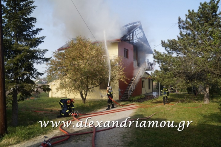 Φωτιά σε διόροφη οικία στο Σταυρό Ημαθίας(φωτό-βίντεο)