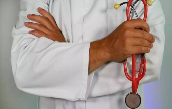 &laquo;&Gamma;&iota;&alpha;&tau;&rho;ό&sigmaf; &gamma;&iota;&alpha; Ό&lambda;&omicron;&upsilon;&sigmaf;&raquo;: 12 &epsilon;&rho;&omega;&tau;ή&sigma;&epsilon;&iota;&sigmaf; &alpha;&pi;&alpha;&nu;&tau;ή&sigma;&epsilon;&iota;&sigmaf; &gamma;&iota;&alpha; &tau;&iota;&sigmaf; &alpha;&lambda;&lambda;&alpha;&gamma;έ&sigmaf;