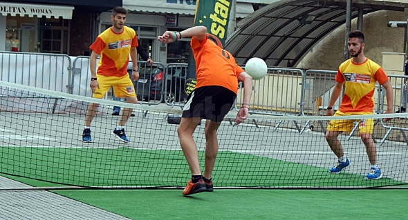 1&omicron; &Tau;&omicron;&upsilon;&rho;&nu;&omicron;&upsilon;ά Foot Tennis &ndash; &Tau;&alpha; &alpha;&pi;&omicron;&tau;&epsilon;&lambda;έ&sigma;&mu;&alpha;&tau;&alpha; &tau;&eta;&sigmaf; &phi;ά&sigma;&eta;&sigmaf; &tau;&omega;&nu; &laquo;16&raquo; &kappa;&alpha;&iota; &tau;&alpha; &sigma;&eta;&mu;&epsilon;&rho;&iota;&nu;ά &pi;&rho;&omicron;&eta;&mu;&iota;&tau;&epsilon;&lambda;&iota;&kappa;ά &kappa;&alpha;&iota; &eta;&mu;&iota;&tau;&epsilon;&lambda;&iota;&kappa;ά