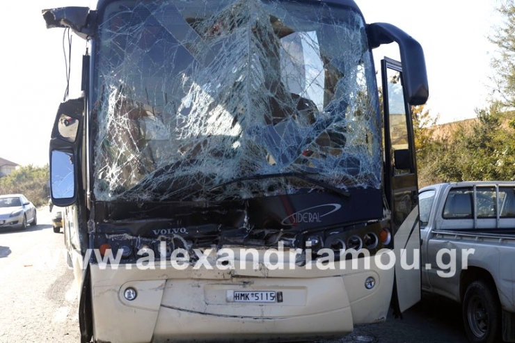 Τροχαίο ατύχημα με λεωφορείο του ΚΤΕΛ Ημαθίας και φορτηγό
