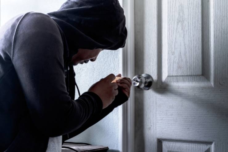 &Epsilon;&xi;&iota;&chi;&nu;&iota;ά&sigma;&tau;&eta;&kappa;&alpha;&nu; &kappa;&lambda;&omicron;&pi;έ&sigmaf; &sigma;&epsilon; 2 &omicron;&iota;&kappa;ί&epsilon;&sigmaf; &alpha;&pi;ό &alpha;&sigma;&tau;&upsilon;&nu;&omicron;&mu;&iota;&kappa;&omicron;ύ&sigmaf; &tau;&eta;&sigmaf; &Alpha;&lambda;&epsilon;&xi;ά&nu;&delta;&rho;&epsilon;&iota;&alpha;&sigmaf;