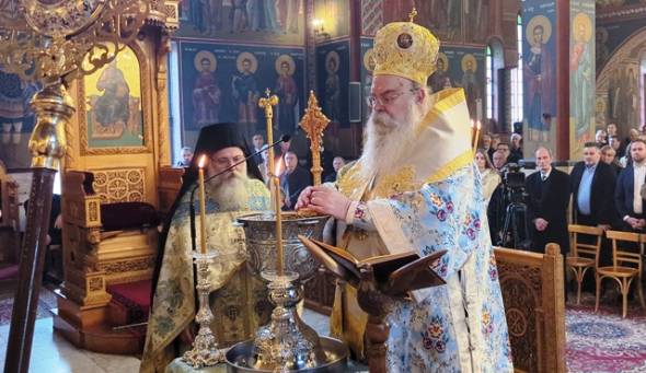 &Mu;&epsilon; &kappa;&alpha;&tau;ά&nu;&upsilon;&xi;&eta; &omicron; &epsilon;&omicron;&rho;&tau;&alpha;&sigma;&mu;ό&sigmaf; &tau;&omega;&nu; &Theta;&epsilon;&omicron;&phi;&alpha;&nu;ί&omega;&nu; &sigma;&tau;&eta;&nu; &Pi;&alpha;&nu;&alpha;&gamma;ί&alpha; &Alpha;&lambda;&epsilon;&xi;ά&nu;&delta;&rho;&epsilon;&iota;&alpha;&sigmaf;