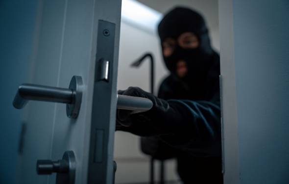 &Epsilon;&xi;&iota;&chi;&nu;&iota;ά&sigma;&tau;&eta;&kappa;&epsilon; &lambda;&eta;&sigma;&tau;&epsilon;ί&alpha; &sigma;&epsilon; &beta;ά&rho;&omicron;&sigmaf; &eta;&lambda;&iota;&kappa;&iota;&omega;&mu;έ&nu;&omicron;&upsilon; &ndash; &Tau;&omicron;&nu; &alpha;&kappa;&iota;&nu;&eta;&tau;&omicron;&pi;&omicron;ί&eta;&sigma;&alpha;&nu; &kappa;&alpha;&iota; &tau;&omicron;&nu; &kappa;&lambda;&epsilon;ί&delta;&omega;&sigma;&alpha;&nu; &sigma;&epsilon; &delta;&omega;&mu;ά&tau;&iota;&omicron; &sigma;&tau;&eta;&nu; &Pi;έ&lambda;&lambda;&alpha;