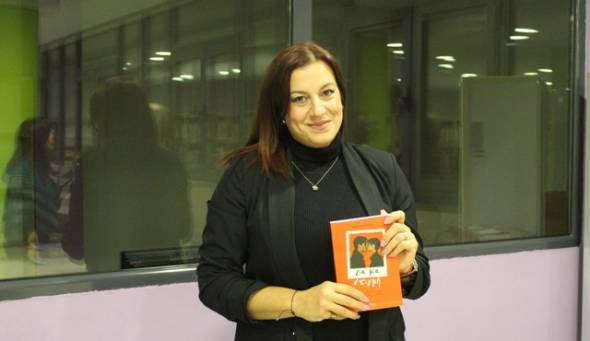 &Epsilon;&nu;&delta;&iota;&alpha;&phi;έ&rho;&omicron;&upsilon;&sigma;&alpha; &eta; &pi;&alpha;&rho;&omicron;&upsilon;&sigma;ί&alpha;&sigma;&eta; &tau;&omicron;&upsilon; &beta;&iota;&beta;&lambda;ί&omicron;&upsilon; &uml;&Gamma;&iota;&alpha; &mu;&iota;&alpha; &sigma;&tau;&iota;&gamma;&mu;ή&uml; &tau;&eta;&sigmaf; &Beta;ά&sigma;&omega;&sigmaf; &Kappa;&alpha;&tau;&sigma;&alpha;&rho;έ&lambda;&iota;&alpha;