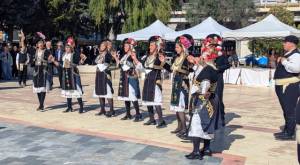 &Pi;&alpha;&rho;&alpha;&delta;&omicron;&sigma;&iota;&alpha;&kappa;&omicron;ί &chi;&omicron;&rho;&omicron;ί &mu;&pi;&rho;&omicron;&sigma;&tau;ά &sigma;&tau;&omicron; &Pi;&nu;&epsilon;&upsilon;&mu;&alpha;&tau;&iota;&kappa;ό &Kappa;έ&nu;&tau;&rho;&omicron; &Alpha;&lambda;&epsilon;&xi;ά&nu;&delta;&rho;&epsilon;&iota;&alpha;&sigmaf; &mu;&epsilon;&tau;ά &tau;&eta;&nu; &pi;&alpha;&rho;έ&lambda;&alpha;&sigma;&eta; - &Delta;&epsilon;ί&tau;&epsilon; &tau;&iota; έ&gamma;&iota;&nu;&epsilon;