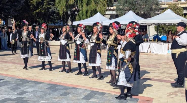 &Pi;&alpha;&rho;&alpha;&delta;&omicron;&sigma;&iota;&alpha;&kappa;&omicron;ί &chi;&omicron;&rho;&omicron;ί &mu;&pi;&rho;&omicron;&sigma;&tau;ά &sigma;&tau;&omicron; &Pi;&nu;&epsilon;&upsilon;&mu;&alpha;&tau;&iota;&kappa;ό &Kappa;έ&nu;&tau;&rho;&omicron; &Alpha;&lambda;&epsilon;&xi;ά&nu;&delta;&rho;&epsilon;&iota;&alpha;&sigmaf; &mu;&epsilon;&tau;ά &tau;&eta;&nu; &pi;&alpha;&rho;έ&lambda;&alpha;&sigma;&eta; - &Delta;&epsilon;ί&tau;&epsilon; &tau;&iota; έ&gamma;&iota;&nu;&epsilon;