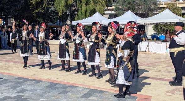 &Pi;&alpha;&rho;&alpha;&delta;&omicron;&sigma;&iota;&alpha;&kappa;&omicron;ί &chi;&omicron;&rho;&omicron;ί &mu;&pi;&rho;&omicron;&sigma;&tau;ά &sigma;&tau;&omicron; &Pi;&nu;&epsilon;&upsilon;&mu;&alpha;&tau;&iota;&kappa;ό &Kappa;έ&nu;&tau;&rho;&omicron; &Alpha;&lambda;&epsilon;&xi;ά&nu;&delta;&rho;&epsilon;&iota;&alpha;&sigmaf; &mu;&epsilon;&tau;ά &tau;&eta;&nu; &pi;&alpha;&rho;έ&lambda;&alpha;&sigma;&eta; - &Delta;&epsilon;ί&tau;&epsilon; &tau;&iota; έ&gamma;&iota;&nu;&epsilon;