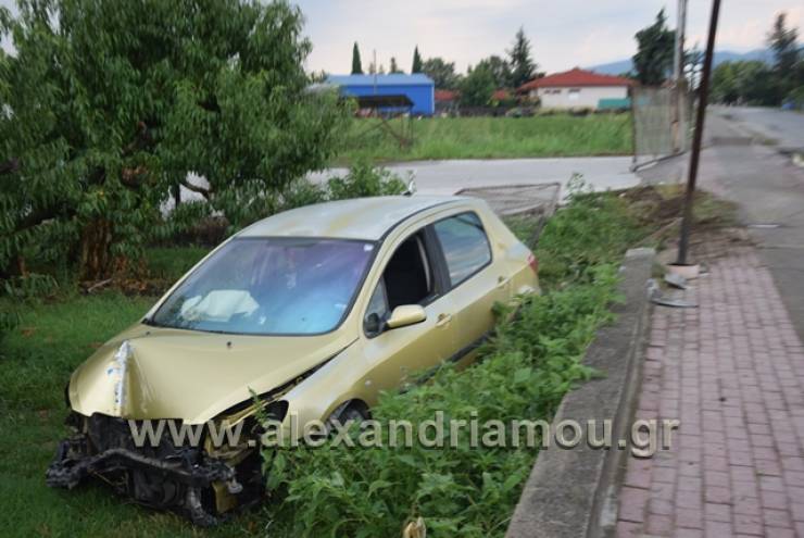 Τροχαίο στο Π. Σκυλίτσι – Αυτοκίνητο κατέληξε μέσα σε χωράφι(φωτο)