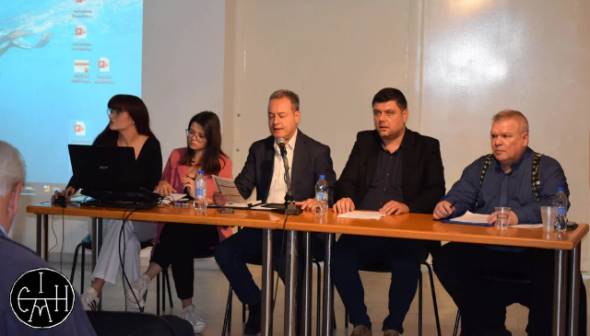 &Omicron;&lambda;&omicron;&kappa;&lambda;&eta;&rho;ώ&theta;&eta;&kappa;&epsilon; &eta; &Iota;&Alpha;΄ &Epsilon;&beta;&delta;&omicron;&mu;ά&delta;&alpha; &Tau;&omicron;&pi;&iota;&kappa;ή&sigmaf; &Iota;&sigma;&tau;&omicron;&rho;ί&alpha;&sigmaf; &kappa;&alpha;&iota; &Pi;&omicron;&lambda;&iota;&tau;&iota;&sigma;&mu;&omicron;ύ &tau;&eta;&sigmaf; &Epsilon;.&Mu;.&Iota;.&Pi;.&Eta;. - &Sigma;&tau;&omicron; &epsilon;&pi;ί&kappa;&epsilon;&nu;&tau;&rho;&omicron; &eta; &Delta;&eta;&mu;&omicron;&sigma;&iota;&omicron;&gamma;&rho;&alpha;&phi;ί&alpha; &kappa;&alpha;&iota; &omicron; &Tau;ύ&pi;&omicron;&sigmaf; &tau;&eta;&sigmaf; &Eta;&mu;&alpha;&theta;ί&alpha;&sigmaf; &tau;&omicron;&nu; 20&omicron; &kappa;&alpha;&iota; 21&omicron; &alpha;&iota;ώ&nu;&alpha;