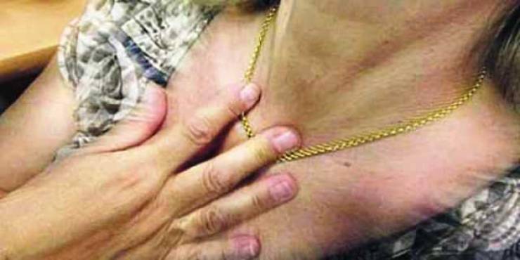 Ημαθία: Της αφαίρεσε μία χρυσή αλυσίδα με σταυρό με την μέθοδο του εναγκαλισμού