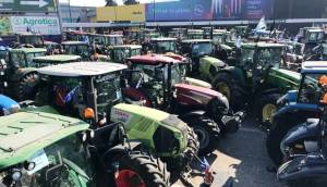 &Mu;&epsilon; &tau;&rho;&alpha;&kappa;&tau;έ&rho;, &pi;&omicron;ύ&lambda;&mu;&alpha;&nu; &kappa;&alpha;&iota; &Iota;&Chi; &omicron;&iota; &alpha;&gamma;&rho;ό&tau;&epsilon;&sigmaf; &sigma;&tau;&eta;&nu; Agrotica: &laquo;&Epsilon;ί&nu;&alpha;&iota; &sigma;&alpha;&nu; &nu;&alpha; &kappa;ά&nu;&epsilon;&iota;&sigmaf; &gamma;&lambda;έ&nu;&tau;&iota; &sigma;&epsilon; &sigma;&pi;ί&tau;&iota; &pi;&omicron;&upsilon; έ&chi;&epsilon;&iota; &kappa;&eta;&delta;&epsilon;ί&alpha;&raquo;